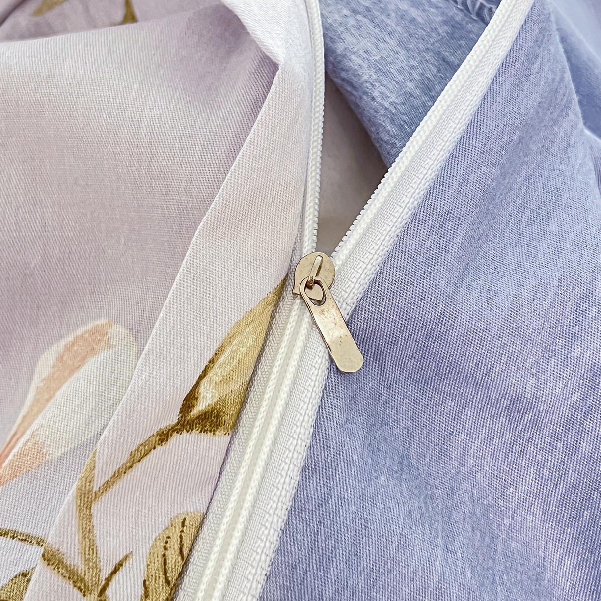 91家纺网 家纺一手货源 找家纺 红馆 2025年全棉12868印花系列四件套 浅素花影