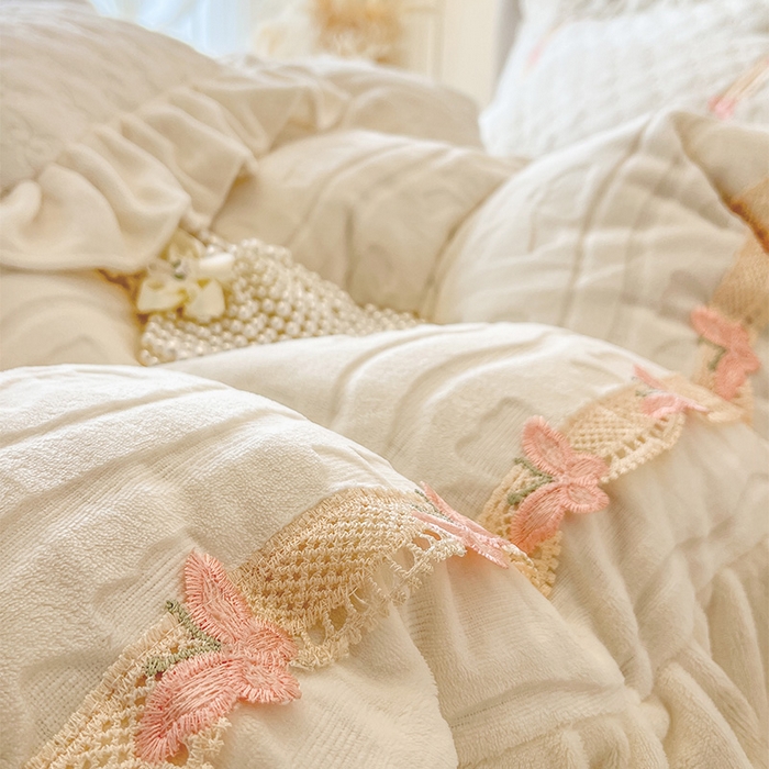 91家纺网 家纺一手货源 找家纺 瑞宝 2025新款牛奶绒花边床盖四件套-蝶舞花语（控价 298起 ） 蝶舞花语-奶油米