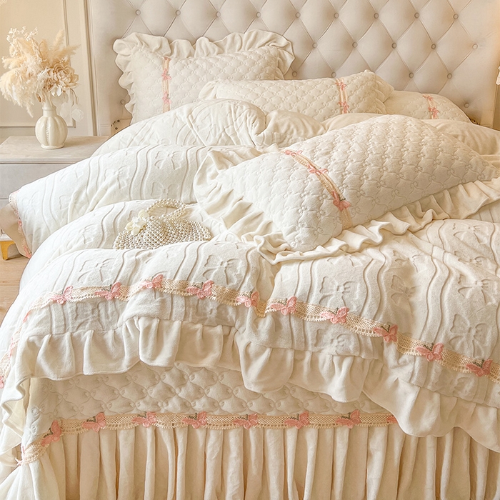 91家纺网 家纺一手货源 找家纺 瑞宝 2025新款牛奶绒花边床盖四件套-蝶舞花语（控价 298起 ） 蝶舞花语-奶油米