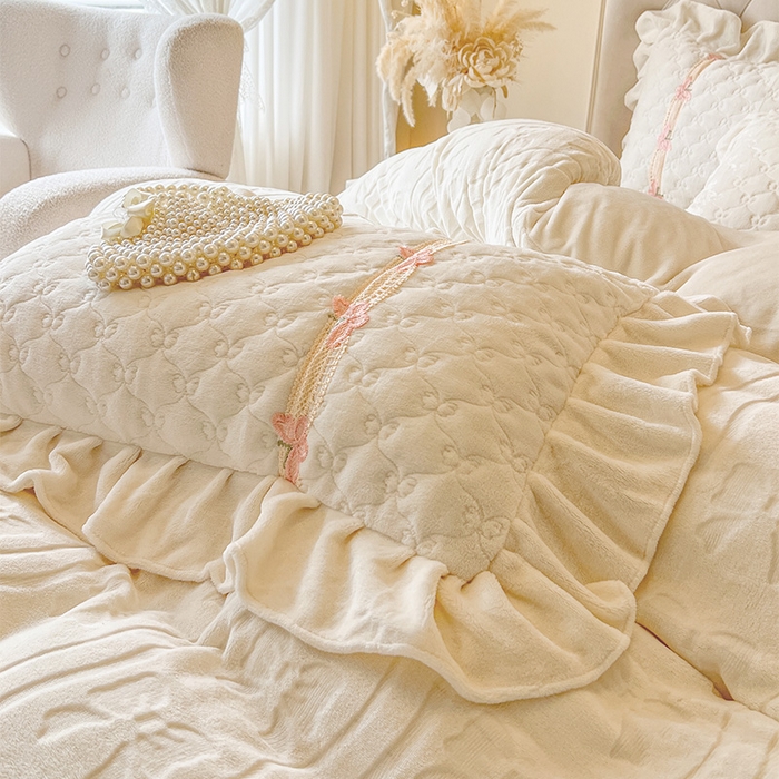 91家纺网 家纺一手货源 找家纺 瑞宝 2025新款牛奶绒花边床盖四件套-蝶舞花语（控价 298起 ） 蝶舞花语-奶油米