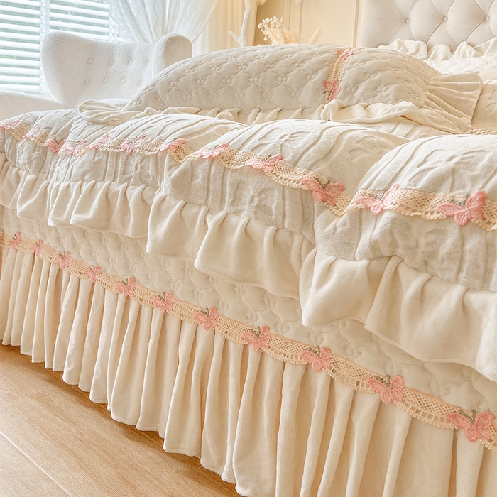 91家纺网 家纺一手货源 找家纺 瑞宝 2025新款牛奶绒花边床盖四件套-蝶舞花语（控价 298起 ） 蝶舞花语-奶油米