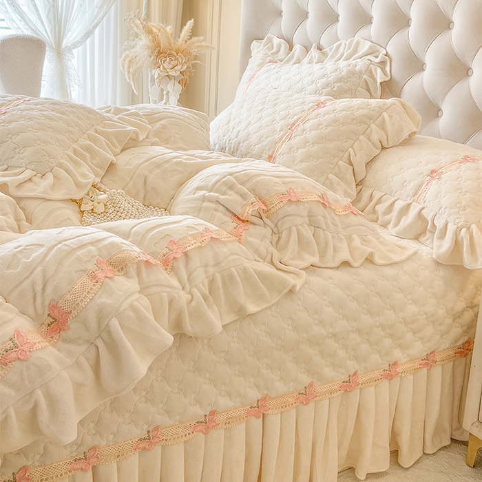 91家纺网 家纺一手货源 找家纺 瑞宝 2025新款牛奶绒花边床盖四件套-蝶舞花语（控价 298起 ） 蝶舞花语-奶油米