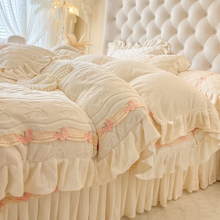 91家纺网 家纺一手货源 找家纺 瑞宝 2025新款牛奶绒花边床盖四件套-蝶舞花语（控价 298起 ） 蝶舞花语-奶油米