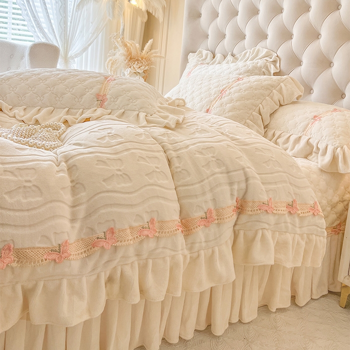 91家纺网 家纺一手货源 找家纺 瑞宝 2025新款牛奶绒花边床盖四件套-蝶舞花语（控价 298起 ） 蝶舞花语-奶油米