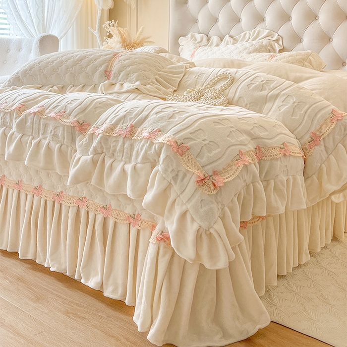 91家纺网 家纺一手货源 找家纺 瑞宝 2025新款牛奶绒花边床盖四件套-蝶舞花语（控价 298起 ） 蝶舞花语-奶油米