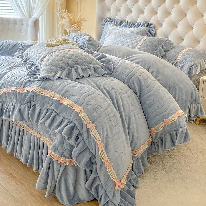 91家纺网 家纺一手货源 找家纺 瑞宝 2025新款牛奶绒花边床盖四件套-蝶舞花语（控价 298起 ） 蝶舞花语-星空蓝