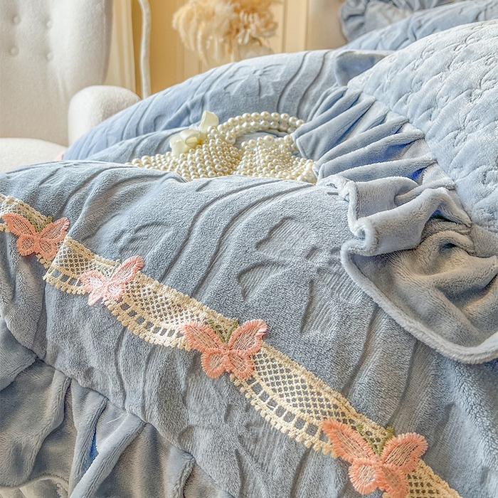 91家纺网 家纺一手货源 找家纺 瑞宝 2025新款牛奶绒花边床盖四件套-蝶舞花语（控价 298起 ） 蝶舞花语-星空蓝