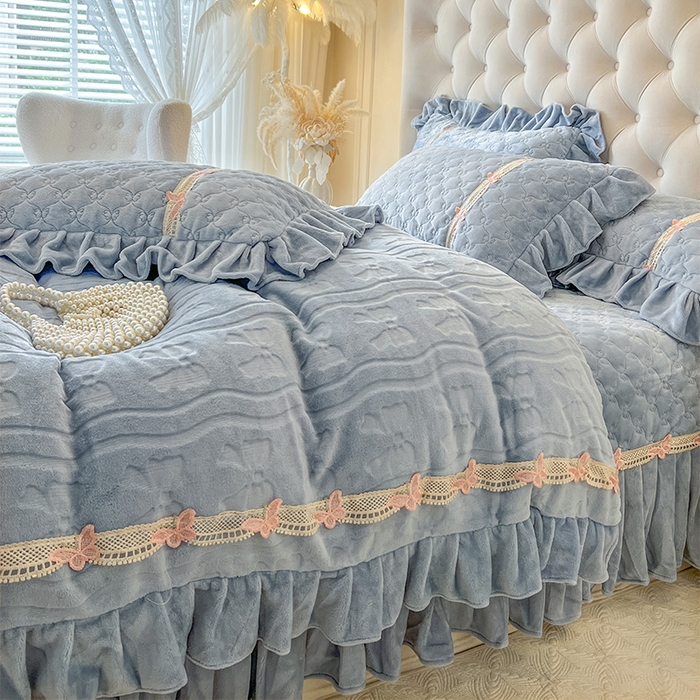 91家纺网 家纺一手货源 找家纺 瑞宝 2025新款牛奶绒花边床盖四件套-蝶舞花语（控价 298起 ） 蝶舞花语-星空蓝