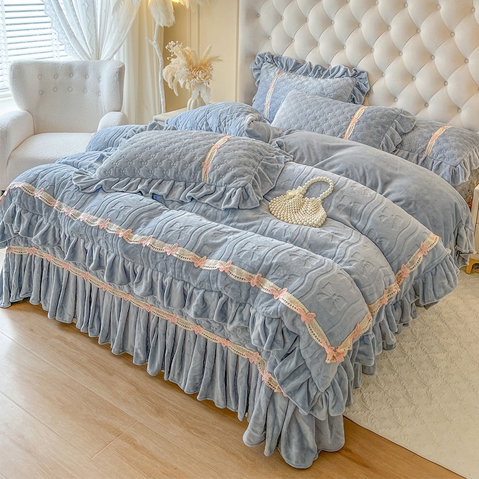 91家纺网 家纺一手货源 找家纺 瑞宝 2025新款牛奶绒花边床盖四件套-蝶舞花语（控价 298起 ） 蝶舞花语-星空蓝