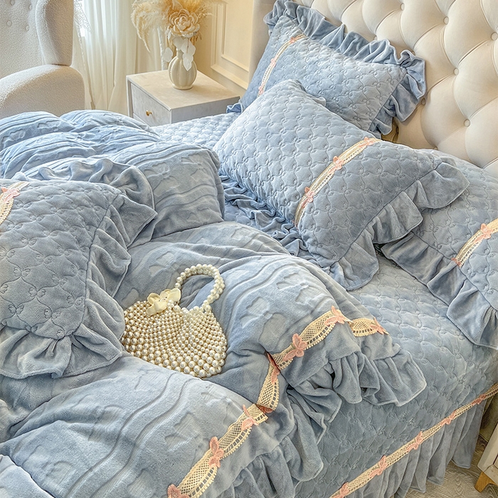 91家纺网 家纺一手货源 找家纺 瑞宝 2025新款牛奶绒花边床盖四件套-蝶舞花语（控价 298起 ） 蝶舞花语-星空蓝
