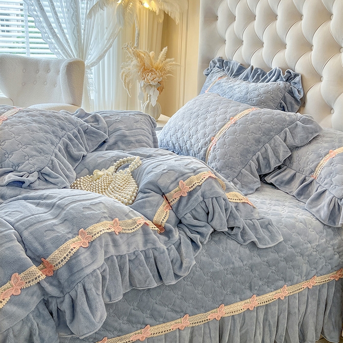 91家纺网 家纺一手货源 找家纺 瑞宝 2025新款牛奶绒花边床盖四件套-蝶舞花语（控价 298起 ） 蝶舞花语-星空蓝