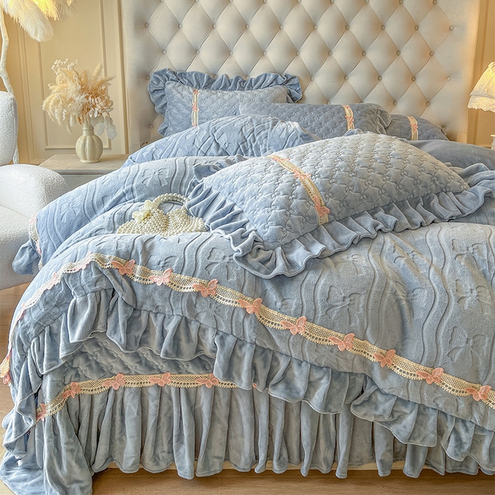 91家纺网 家纺一手货源 找家纺 瑞宝 2025新款牛奶绒花边床盖四件套-蝶舞花语（控价 298起 ） 蝶舞花语-星空蓝