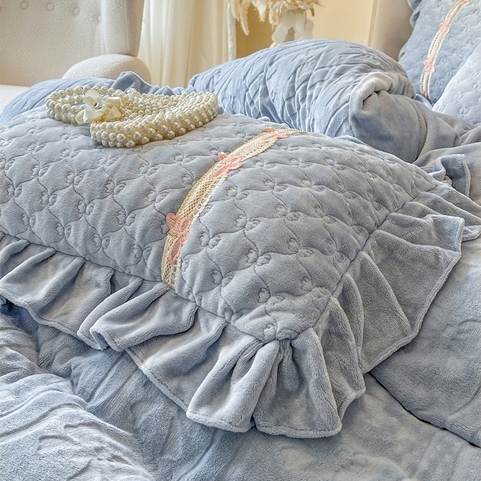 91家纺网 家纺一手货源 找家纺 瑞宝 2025新款牛奶绒花边床盖四件套-蝶舞花语（控价 298起 ） 蝶舞花语-星空蓝