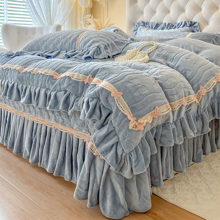 91家纺网 家纺一手货源 找家纺 瑞宝 2025新款牛奶绒花边床盖四件套-蝶舞花语（控价 298起 ） 蝶舞花语-星空蓝