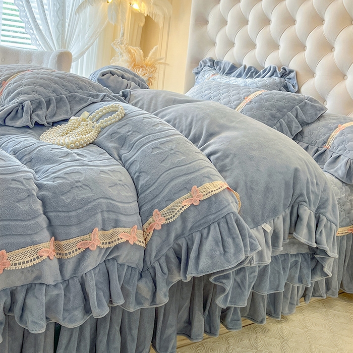 91家纺网 家纺一手货源 找家纺 瑞宝 2025新款牛奶绒花边床盖四件套-蝶舞花语（控价 298起 ） 蝶舞花语-星空蓝