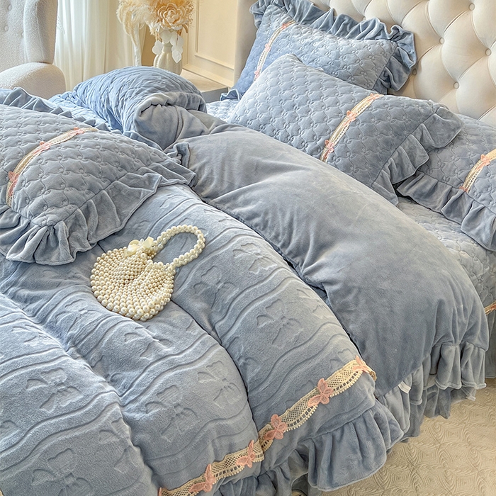 91家纺网 家纺一手货源 找家纺 瑞宝 2025新款牛奶绒花边床盖四件套-蝶舞花语（控价 298起 ） 蝶舞花语-星空蓝