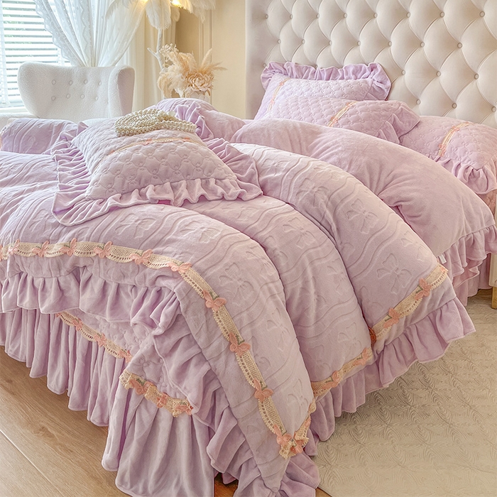 91家纺网 家纺一手货源 找家纺 瑞宝 2025新款牛奶绒花边床盖四件套-蝶舞花语（控价 298起 ） 蝶舞花语-香芋紫