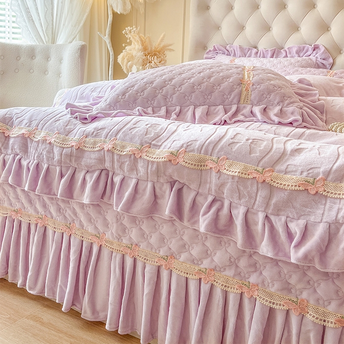 91家纺网 家纺一手货源 找家纺 瑞宝 2025新款牛奶绒花边床盖四件套-蝶舞花语（控价 298起 ） 蝶舞花语-香芋紫