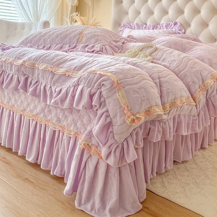 91家纺网 家纺一手货源 找家纺 瑞宝 2025新款牛奶绒花边床盖四件套-蝶舞花语（控价 298起 ） 蝶舞花语-香芋紫