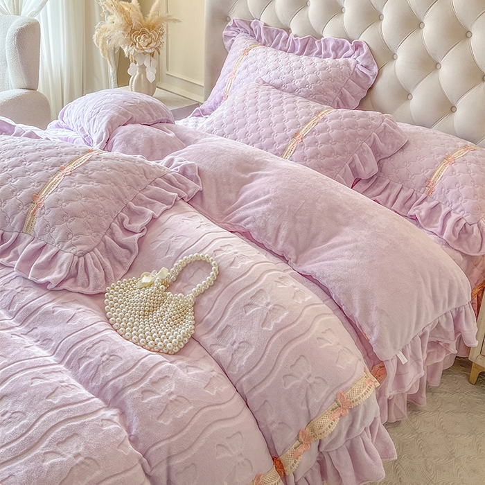 91家纺网 家纺一手货源 找家纺 瑞宝 2025新款牛奶绒花边床盖四件套-蝶舞花语（控价 298起 ） 蝶舞花语-香芋紫