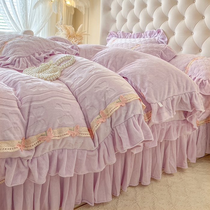 91家纺网 家纺一手货源 找家纺 瑞宝 2025新款牛奶绒花边床盖四件套-蝶舞花语（控价 298起 ） 蝶舞花语-香芋紫