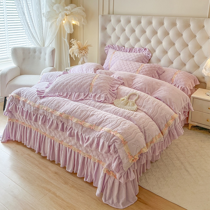 91家纺网 家纺一手货源 找家纺 瑞宝 2025新款牛奶绒花边床盖四件套-蝶舞花语（控价 298起 ） 蝶舞花语-香芋紫