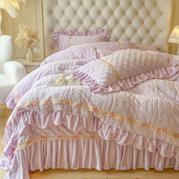 91家纺网 家纺一手货源 找家纺 瑞宝 2025新款牛奶绒花边床盖四件套-蝶舞花语（控价 298起 ） 蝶舞花语-香芋紫