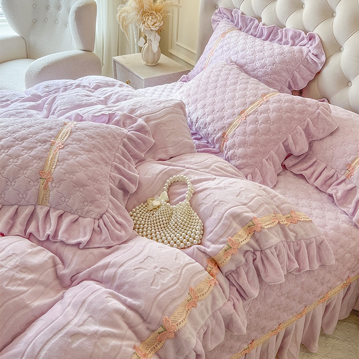 91家纺网 家纺一手货源 找家纺 瑞宝 2025新款牛奶绒花边床盖四件套-蝶舞花语（控价 298起 ） 蝶舞花语-香芋紫