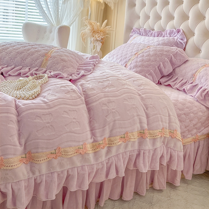 91家纺网 家纺一手货源 找家纺 瑞宝 2025新款牛奶绒花边床盖四件套-蝶舞花语（控价 298起 ） 蝶舞花语-香芋紫