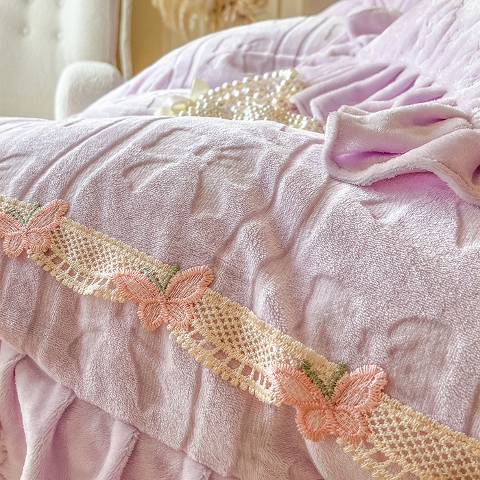 91家纺网 家纺一手货源 找家纺 瑞宝 2025新款牛奶绒花边床盖四件套-蝶舞花语（控价 298起 ） 蝶舞花语-香芋紫