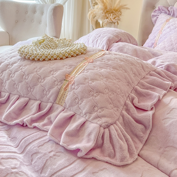 91家纺网 家纺一手货源 找家纺 瑞宝 2025新款牛奶绒花边床盖四件套-蝶舞花语（控价 298起 ） 蝶舞花语-香芋紫