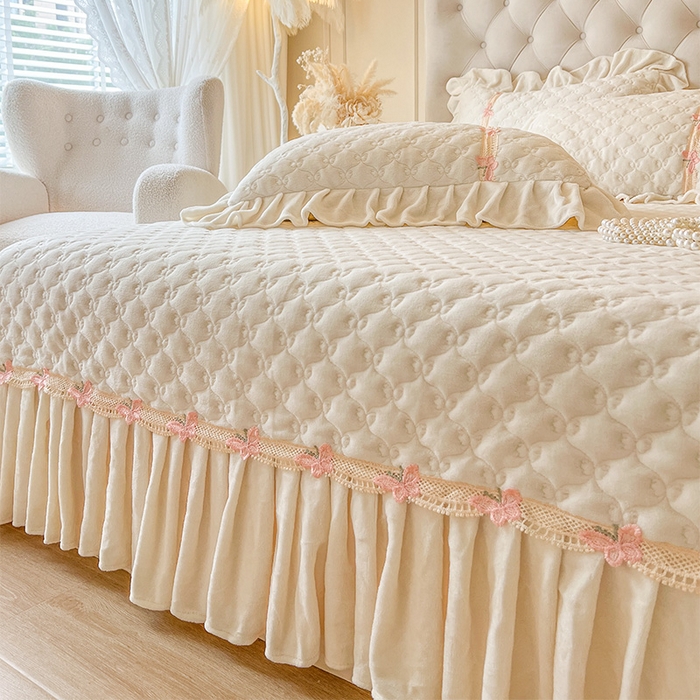 91家纺网 家纺一手货源 找家纺 （总）瑞宝 2025新款牛奶绒花边床盖床盖单件床盖单品单床盖床盖三件套-蝶舞花语