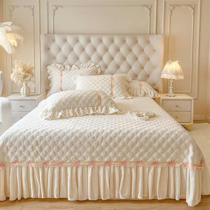 91家纺网 家纺一手货源 找家纺 （总）瑞宝 2025新款牛奶绒花边床盖床盖单件床盖单品单床盖床盖三件套-蝶舞花语