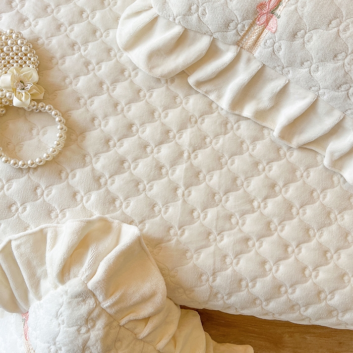 91家纺网 家纺一手货源 找家纺 （总）瑞宝 2025新款牛奶绒花边床盖床盖单件床盖单品单床盖床盖三件套-蝶舞花语