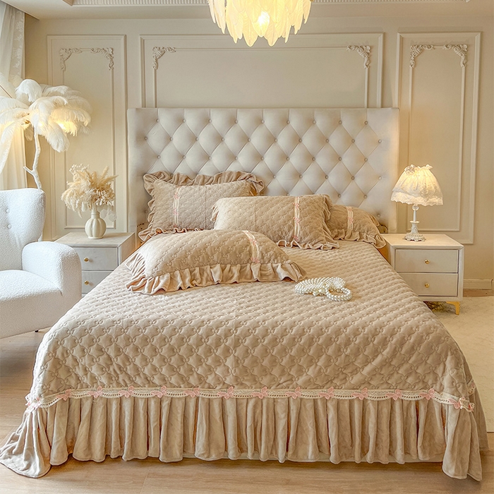 91家纺网 家纺一手货源 找家纺 （总）瑞宝 2025新款牛奶绒花边床盖床盖单件床盖单品单床盖床盖三件套-蝶舞花语