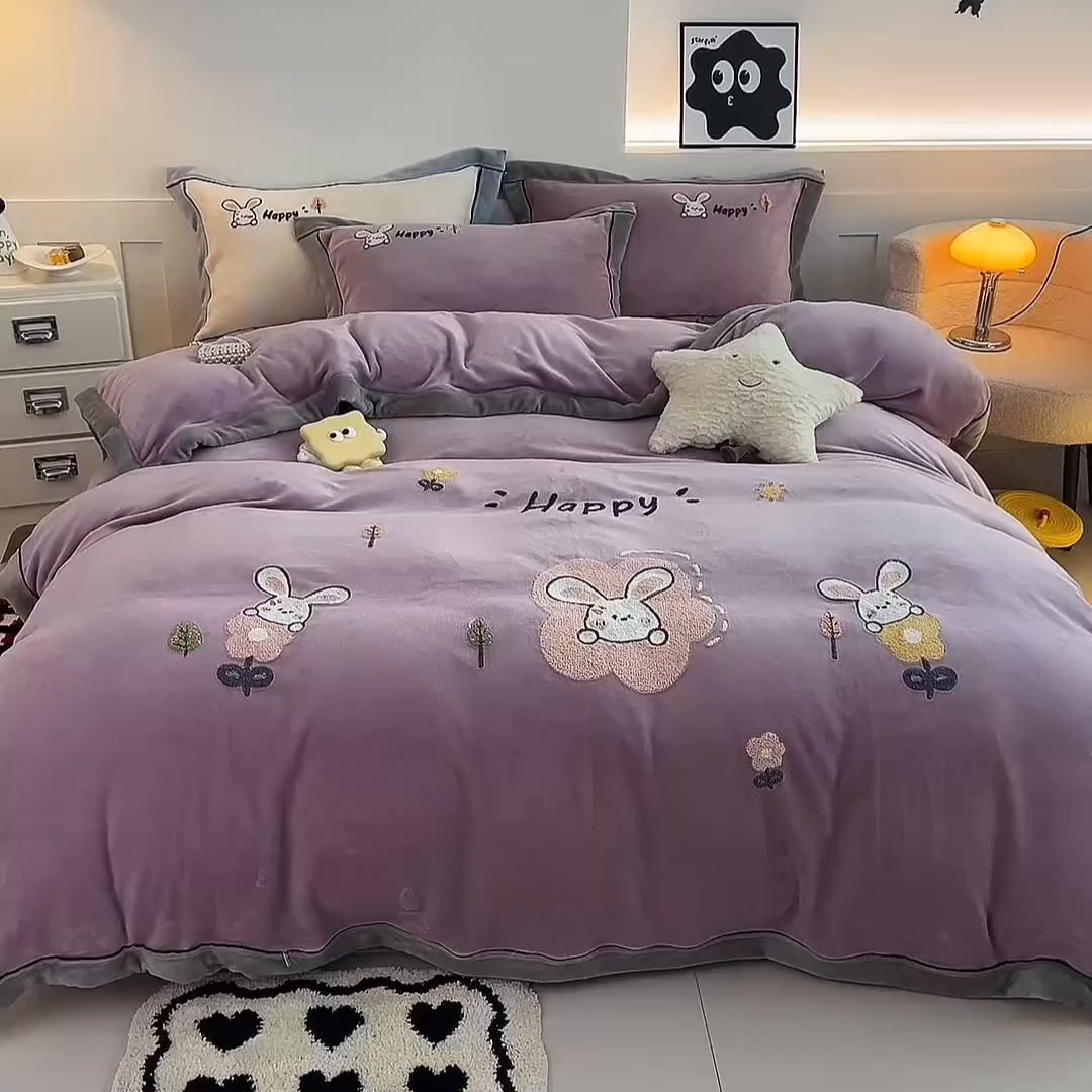 91家纺网 家纺一手货源 找家纺 （总）乐居家纺 2025新款宽包边毛巾绣高克重牛奶绒四件套 实重超8斤