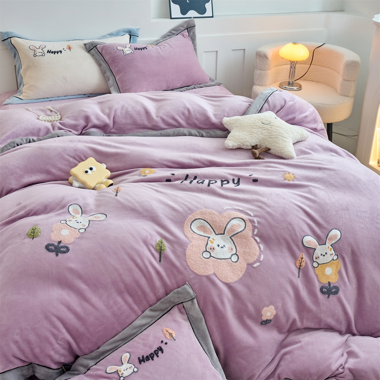 91家纺网 家纺一手货源 找家纺 （总）乐居家纺 2025新款宽包边毛巾绣高克重牛奶绒四件套 实重超8斤