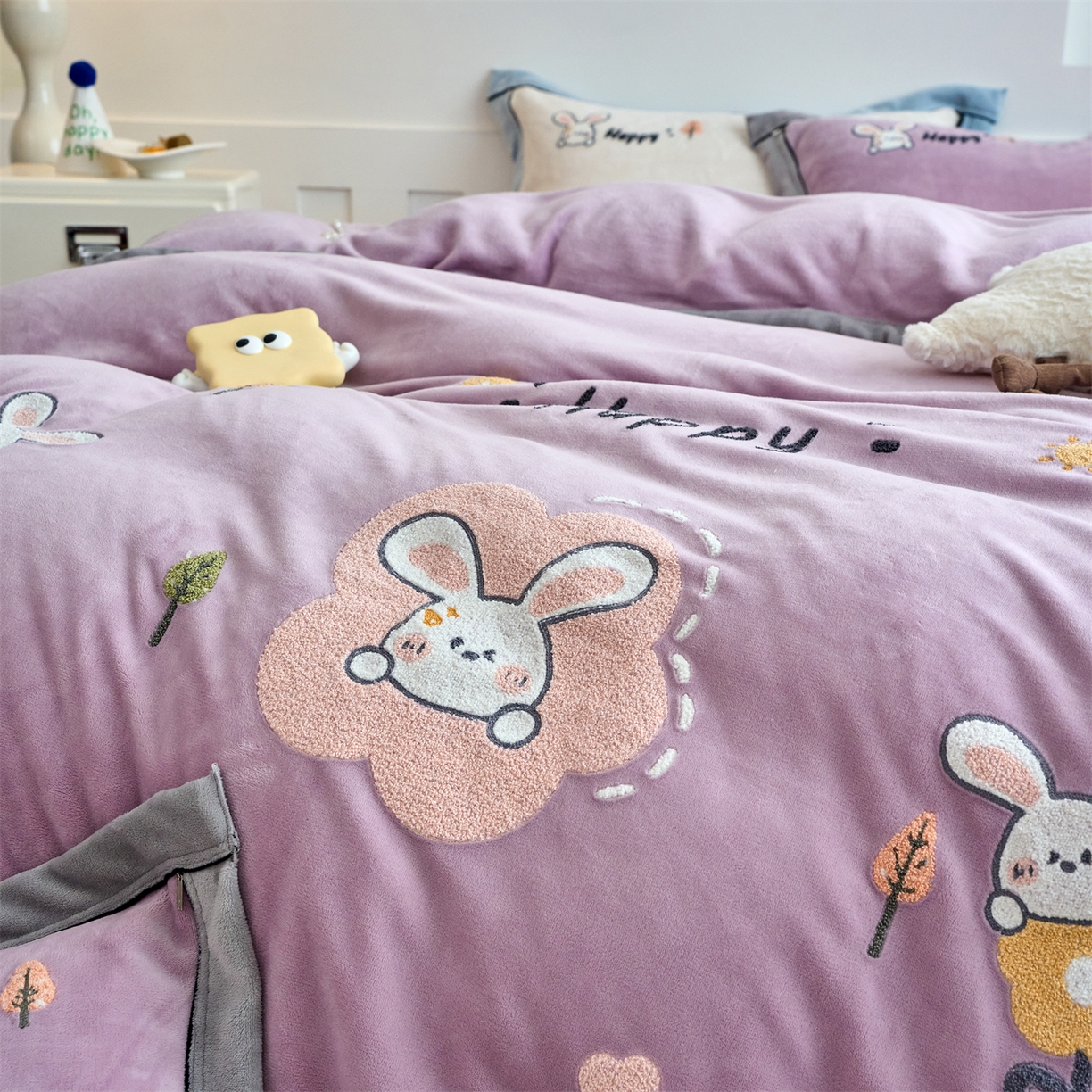 91家纺网 家纺一手货源 找家纺 （总）乐居家纺 2025新款宽包边毛巾绣高克重牛奶绒四件套 实重超8斤