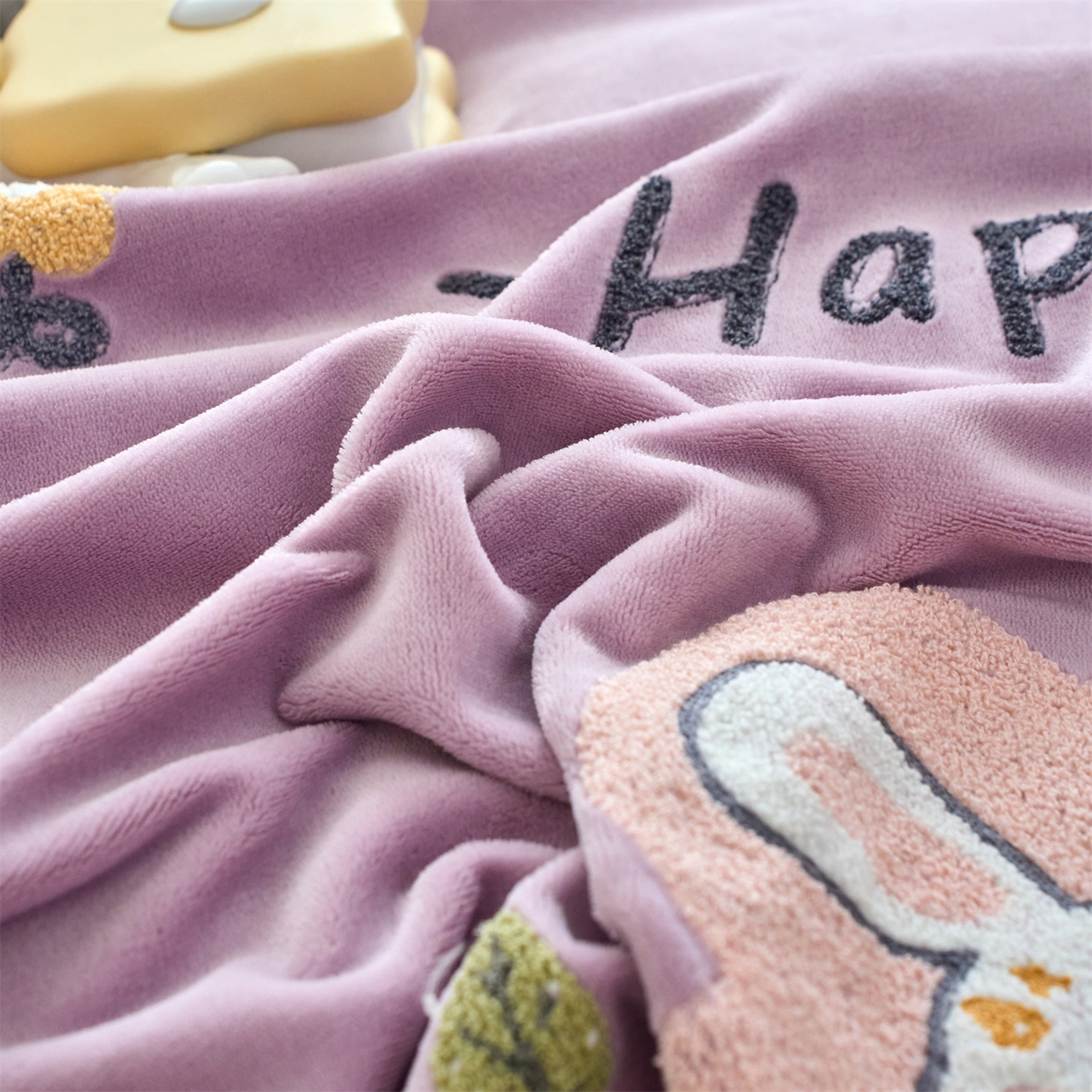 91家纺网 家纺一手货源 找家纺 （总）乐居家纺 2025新款宽包边毛巾绣高克重牛奶绒四件套 实重超8斤