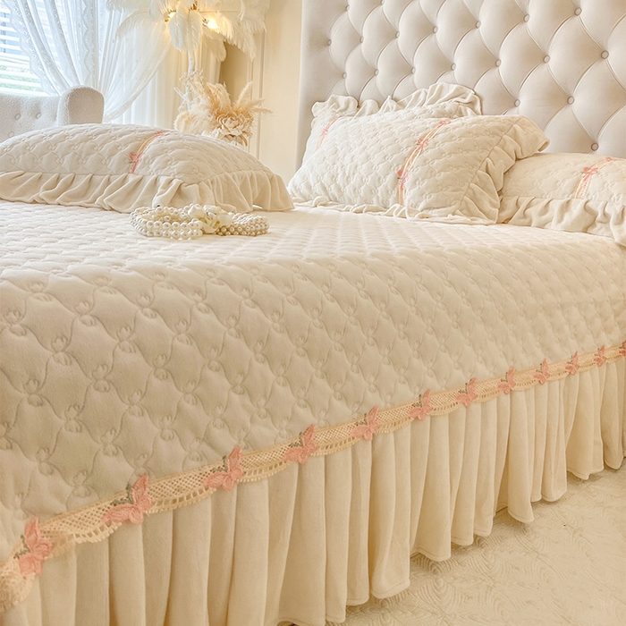 91家纺网 家纺一手货源 找家纺 瑞宝 2025新款牛奶绒花边床盖床盖单件床盖单品单床盖床盖三件套-蝶舞花语 蝶舞花语-奶油米