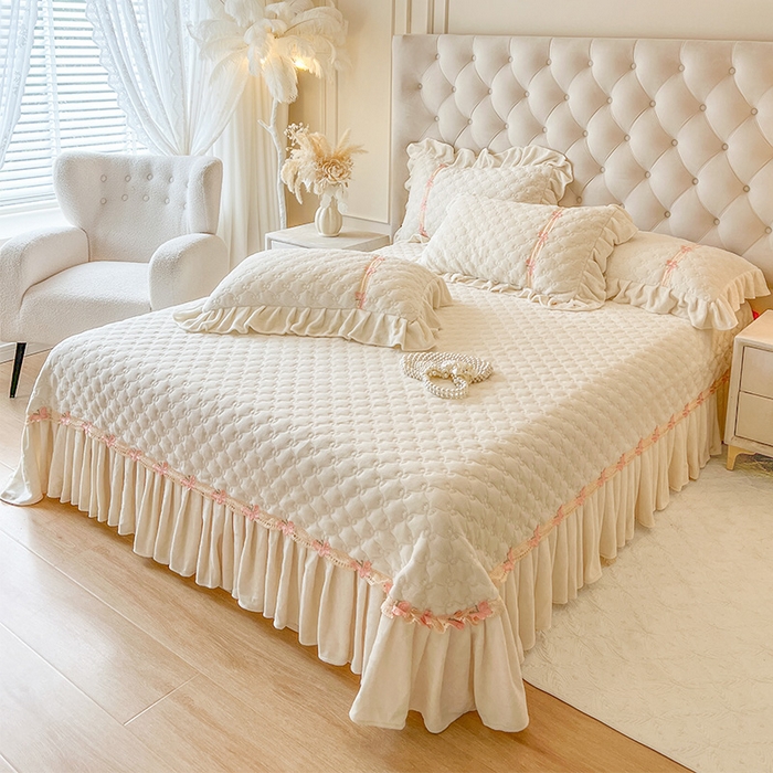 91家纺网 家纺一手货源 找家纺 瑞宝 2025新款牛奶绒花边床盖床盖单件床盖单品单床盖床盖三件套-蝶舞花语 蝶舞花语-奶油米