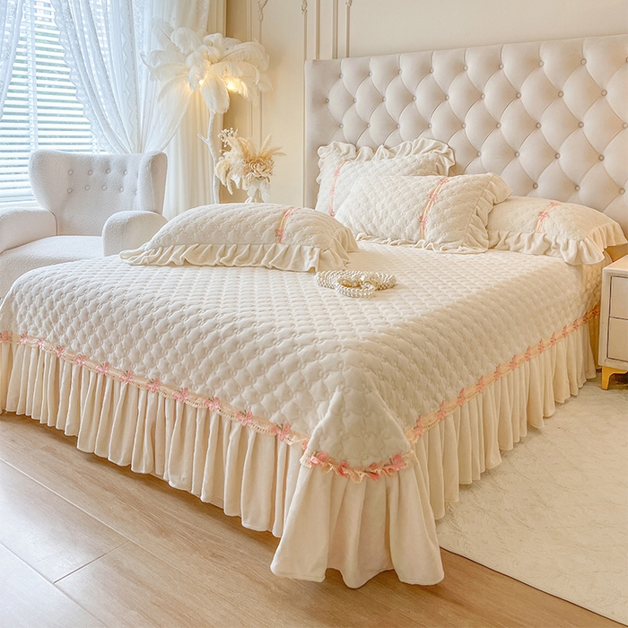 91家纺网 家纺一手货源 找家纺 瑞宝 2025新款牛奶绒花边床盖床盖单件床盖单品单床盖床盖三件套-蝶舞花语 蝶舞花语-奶油米