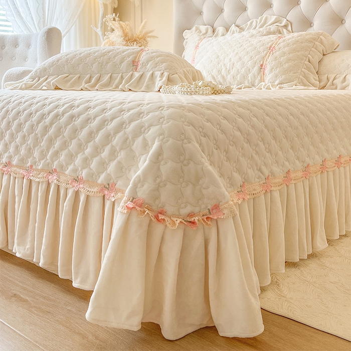 91家纺网 家纺一手货源 找家纺 瑞宝 2025新款牛奶绒花边床盖床盖单件床盖单品单床盖床盖三件套-蝶舞花语 蝶舞花语-奶油米