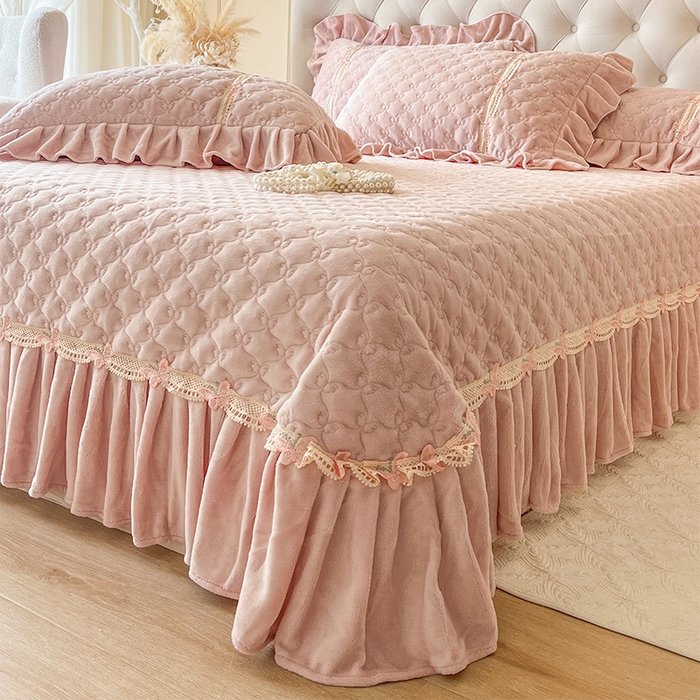 91家纺网 家纺一手货源 找家纺 瑞宝 2025新款牛奶绒花边床盖床盖单件床盖单品单床盖床盖三件套-蝶舞花语 蝶舞花语-蜜粉