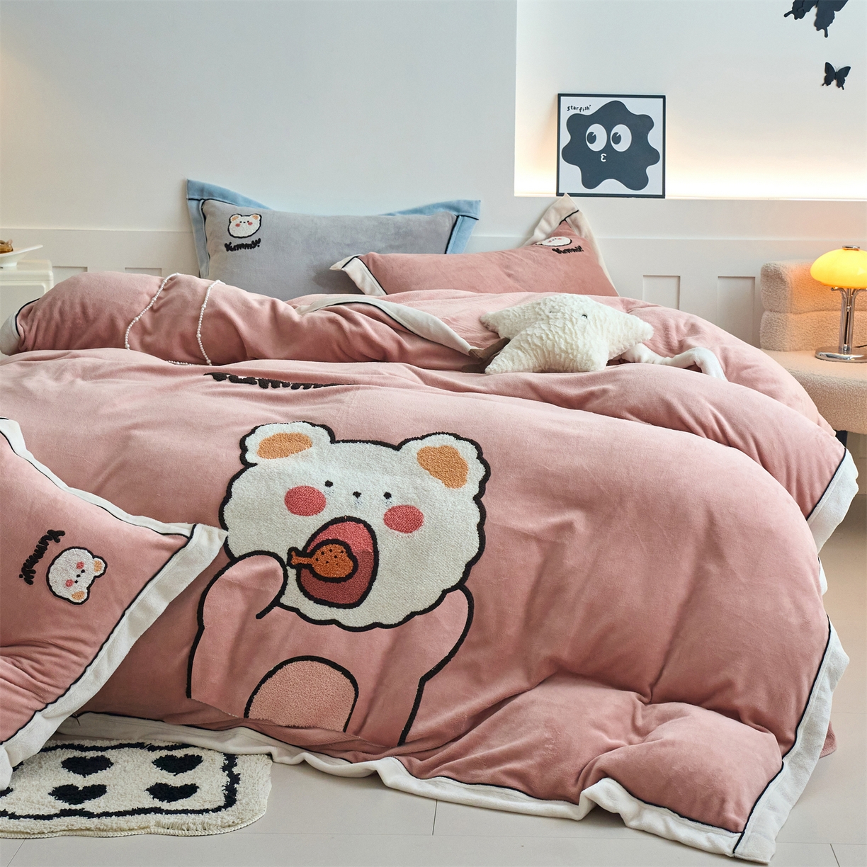 91家纺网 家纺一手货源 找家纺 （总）乐居家纺 2025新款宽包边毛巾绣高克重牛奶绒四件套 实重超8斤