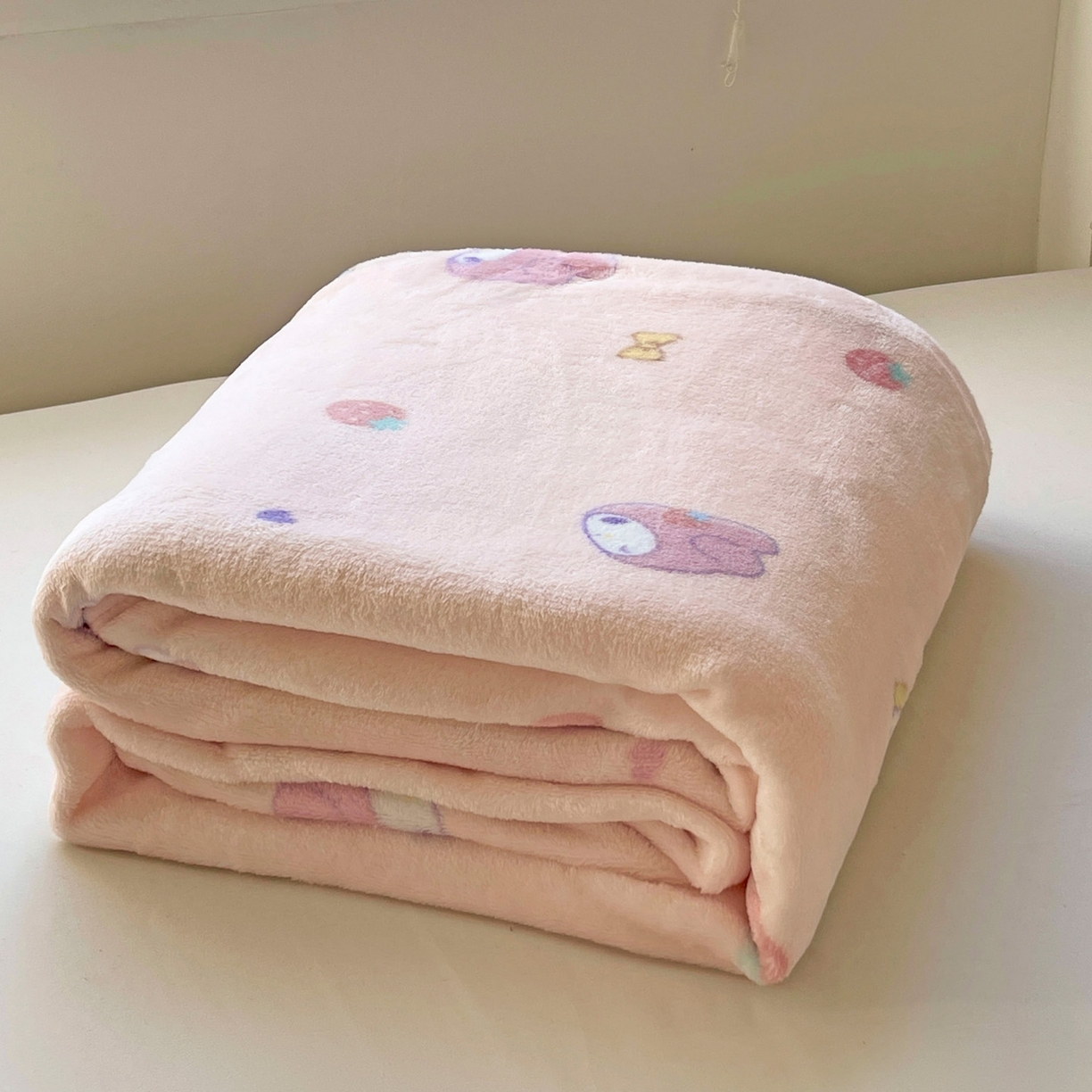 91家纺网 家纺一手货源 找家纺 （总）耀悦家纺2025新款正版授权三丽鸥高克重卡通牛奶绒毛毯多功能毯子盖毯