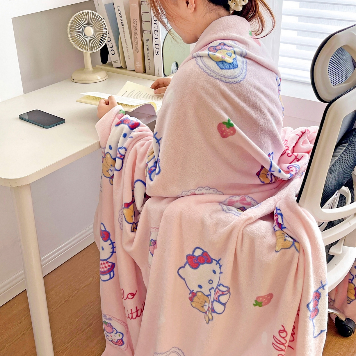 91家纺网 家纺一手货源 找家纺 耀悦家纺2025新款正版授权三丽鸥高克重卡通牛奶绒毛毯多功能毯子盖毯 kt和熊