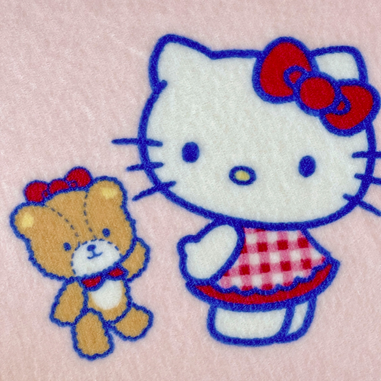 91家纺网 家纺一手货源 找家纺 耀悦家纺2025新款正版授权三丽鸥高克重卡通牛奶绒毛毯多功能毯子盖毯 kt和熊