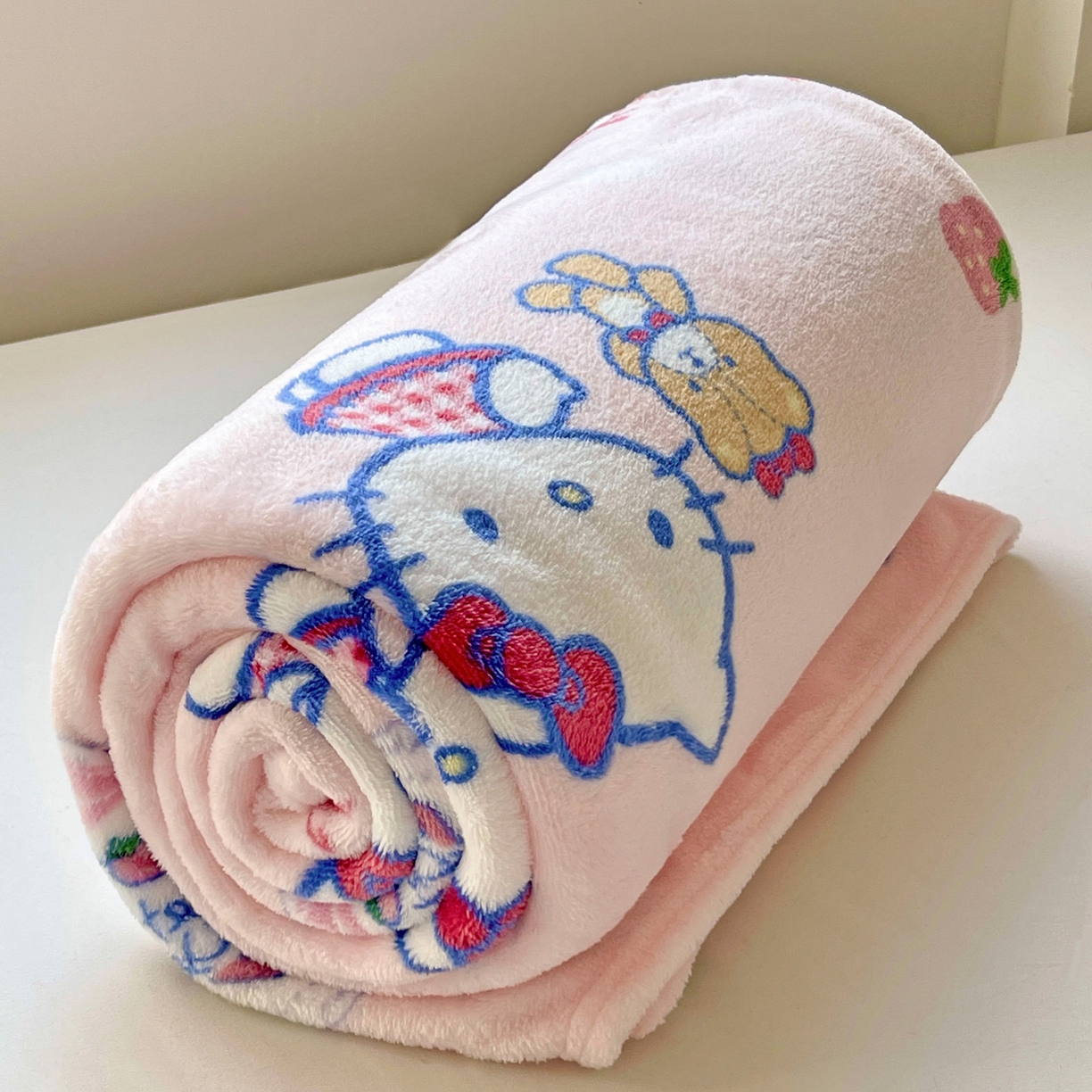 91家纺网 家纺一手货源 找家纺 耀悦家纺2025新款正版授权三丽鸥高克重卡通牛奶绒毛毯多功能毯子盖毯 kt和熊