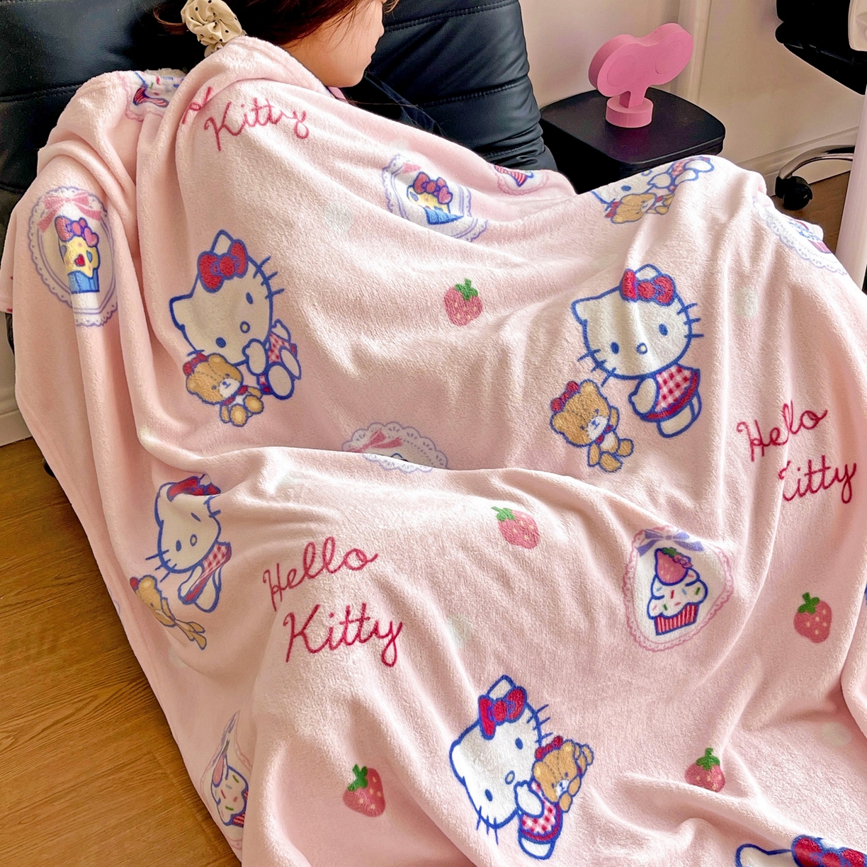 91家纺网 家纺一手货源 找家纺 耀悦家纺2025新款正版授权三丽鸥高克重卡通牛奶绒毛毯多功能毯子盖毯 kt和熊